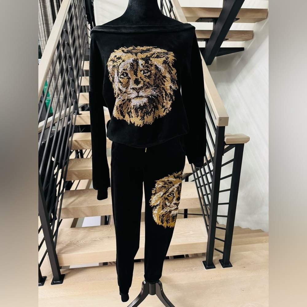 Velvet studded Lion Set in Black and Gold